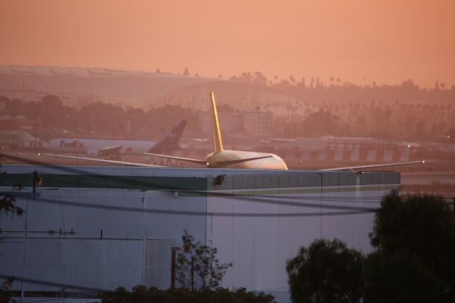 BOEING 777-200LR (N776CK)
