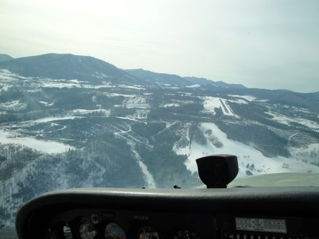 Cessna Skyhawk (N5209V) - Turning final Runway 28 Ashe County, NC.