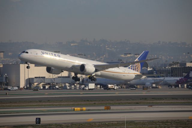 BOEING 787-10 Dreamliner (N12005)