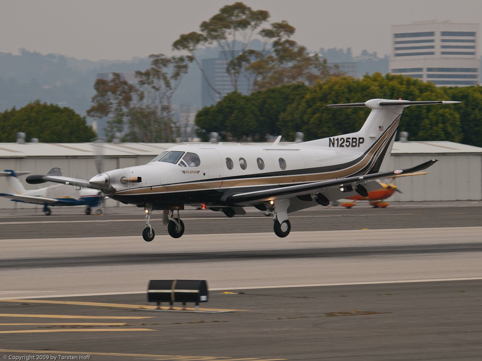 Pilatus PC-12 (N125BP) - N125BP arriving on RWY 21