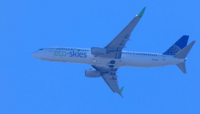 Boeing 737-900 (N75432) - Upwind of the Airport at 4K is this 2009 United Airlines eco-skies livery Boeing 737-900 in the Spring of 2019.