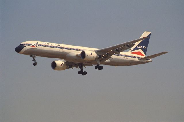 Boeing 757-200 (N622DL) - Final Approach to KLAX Intl Airport on 1989/08/31