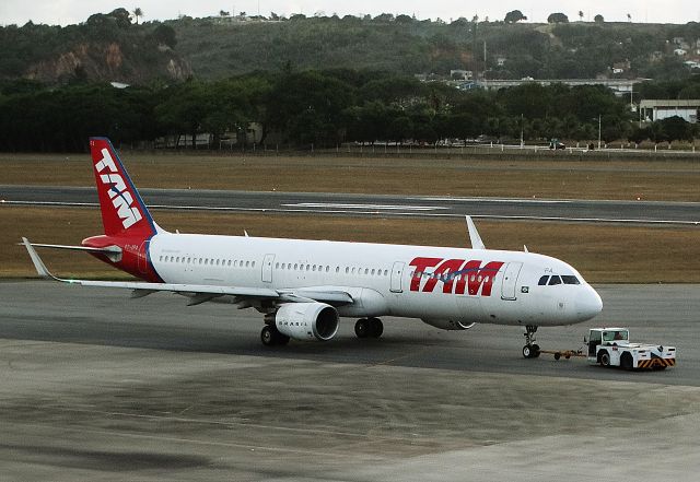 Airbus A321 (PT-XPA) - AIRBUS A321-211