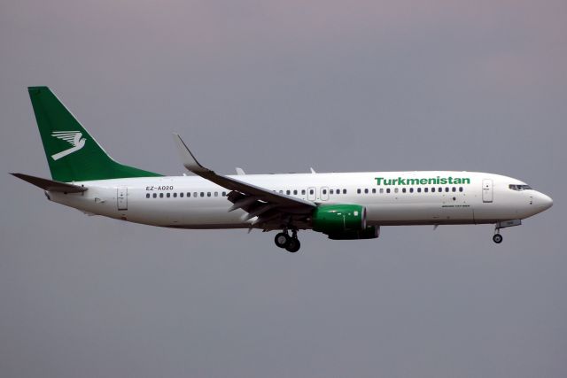 Boeing 737-800 (EZA020) - On short finals for rwy 09L on 26-May-18 operating flight TUA427 from UTAA.