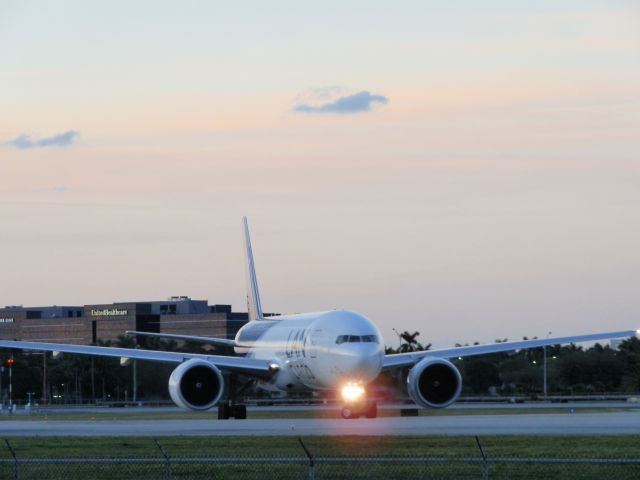 BOEING 777-200LR (N776LA)