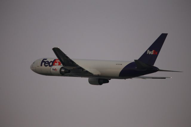 BOEING 767-300 (N270FE)