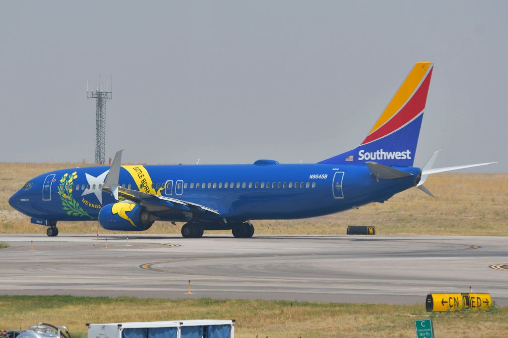 Boeing 737-800 (N8646B)