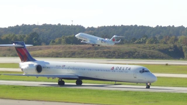 McDonnell Douglas MD-88 (N961DN) - Delta to Atlanta passes under Air Canada to Atlanta.    This occurs fairly often at RDU.