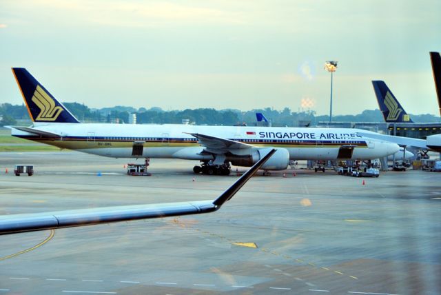 BOEING 777-300 (9V-SWL)