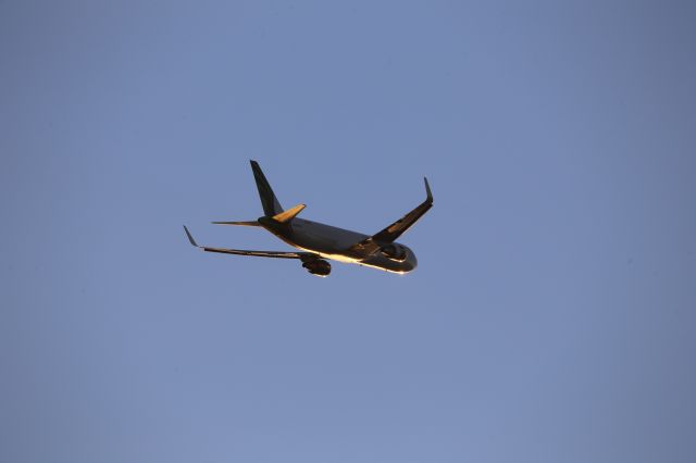BOEING 767-300 (N399CM)