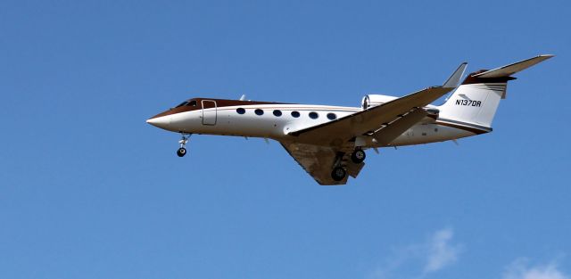 Gulfstream Aerospace Gulfstream IV (N137DR) - On short final is this 1997 Gulfstream G-IV (SP) in the WInter of 2023.