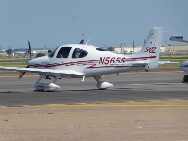 Cirrus SR-22 (N565S)