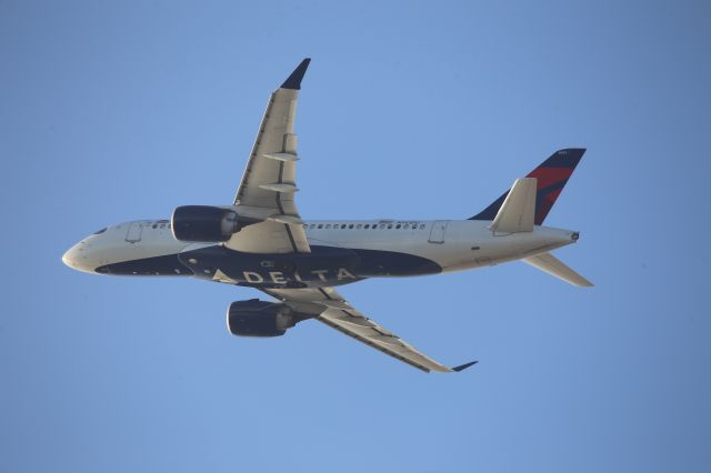 Airbus A220-100 (N141DU)