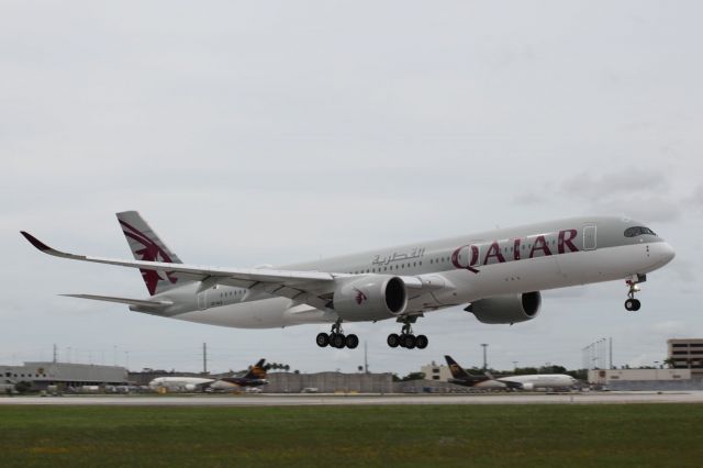 Airbus A350-900 (A7-ALS) - A350-941 landing at Miami International on the 28th of May, 2018 at 4:27. This airplane has been in service since October, 2017.