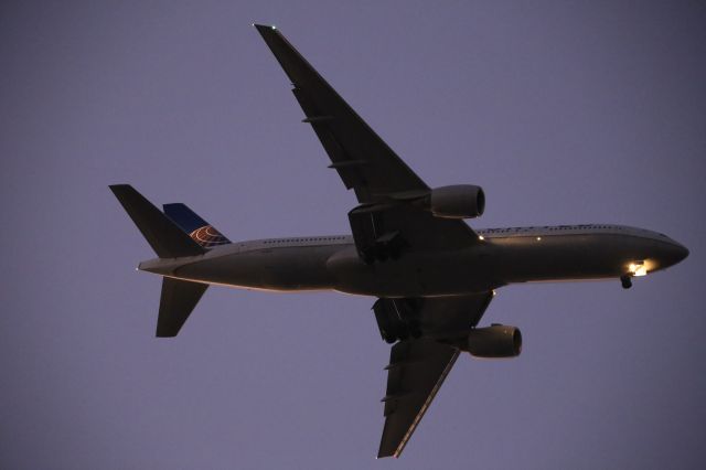 Boeing 777-200 (N211UA)