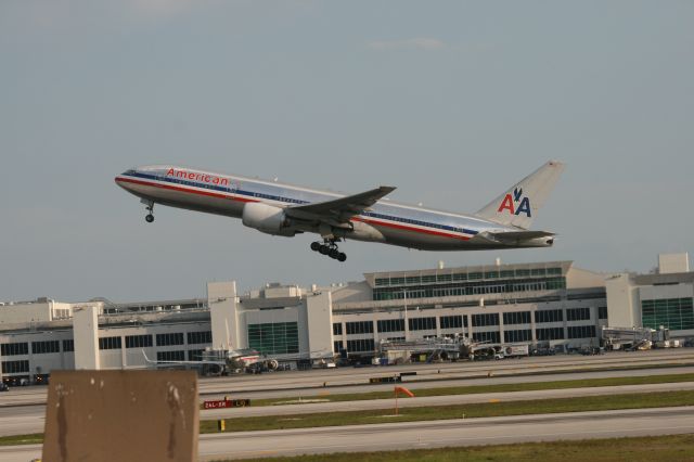 Boeing 777-200 (N771AN)