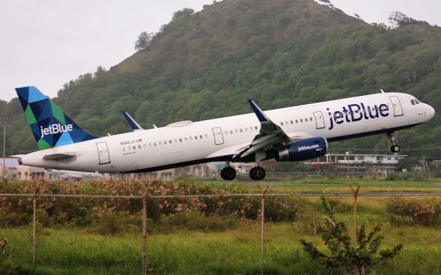 Airbus A321 (N966JT)