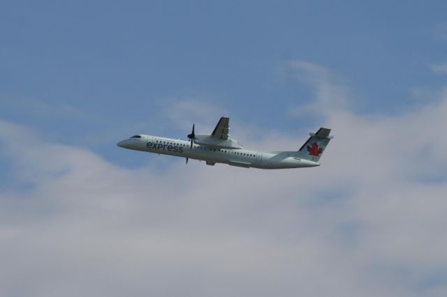 de Havilland Dash 8-100 (C-FSRY) - Departing Montreal on runway 06R