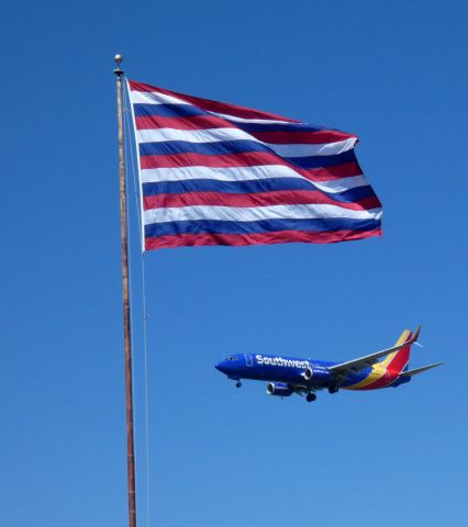 Boeing 737-800 (N8674B) - On final is this 2015 Southwest Airlines Boeing 737-8H4 in the Spring of 2021. I'm spotting at nearby Ft. Mifflin with this flag representing the Continental Navy Jack that the soldiers used as they defended this area of Philadelphia and the Delaware River from the British forces in 1777. Around the same period in history Betsy Ross would be making our original flag with the Red, White and Blue Stars and Stripes.