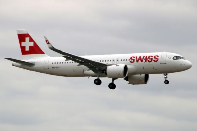 Airbus A320neo (HB-JDJ) - On short finals for rwy 09L on 6-May-25 operating flight SWR318 from LSZH.