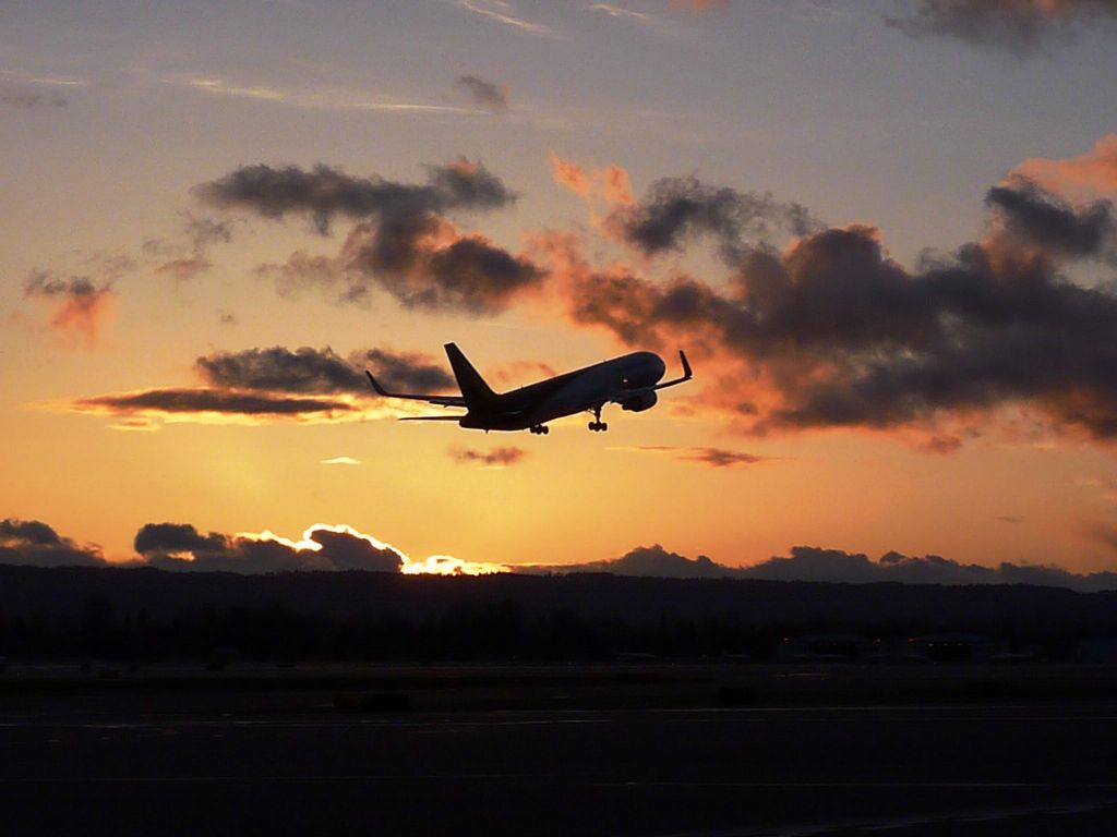 BOEING 767-300 (N334UP) - UPS off into the sunset.