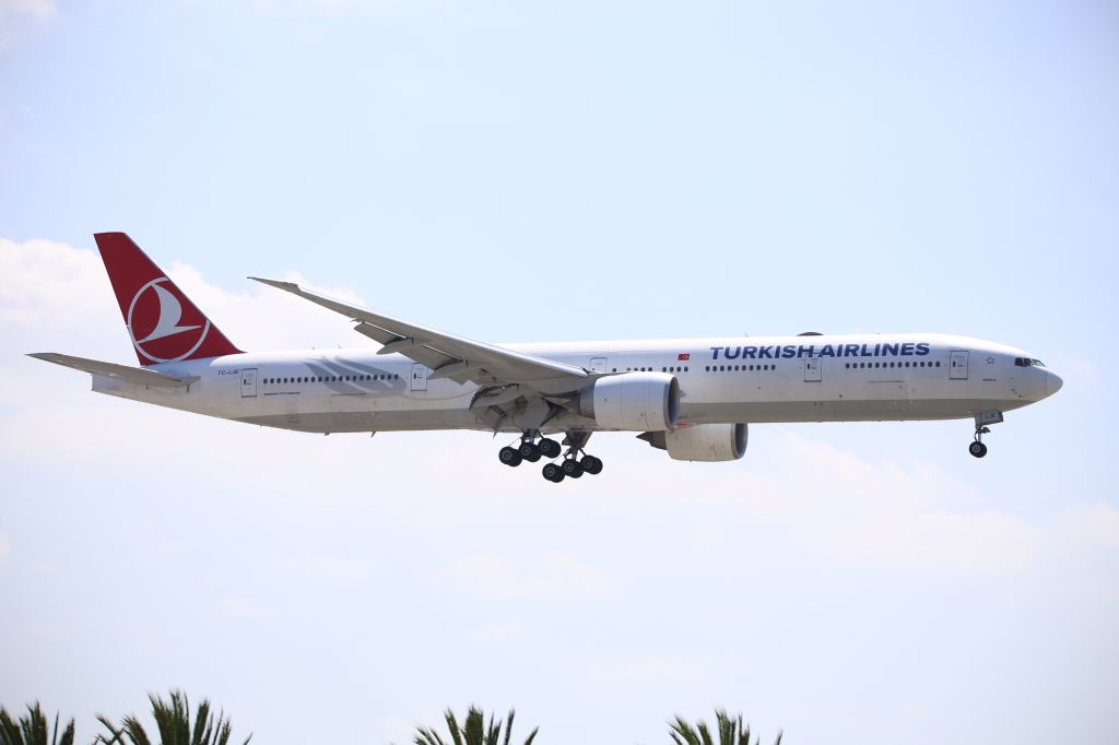 BOEING 777-300ER (TC-LJE)