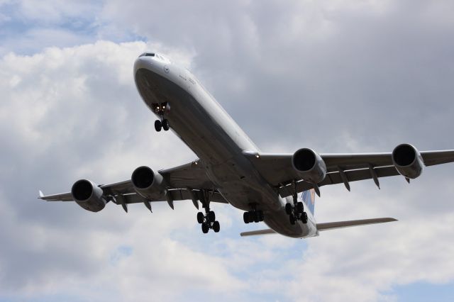 Airbus A340-600 (D-AIHB)