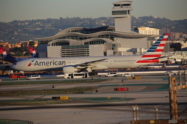 BOEING 777-300ER (N717AN)