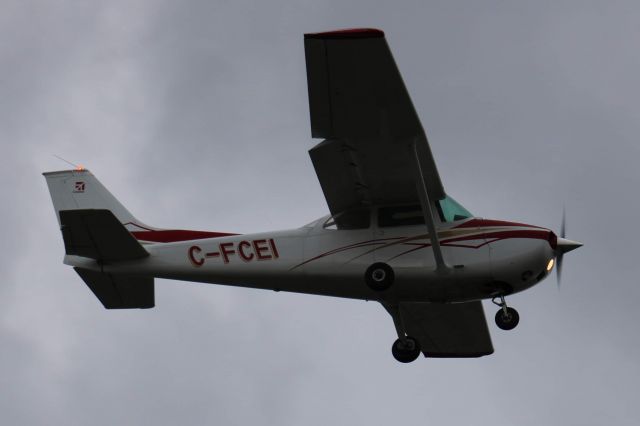 Cessna Skyhawk (C-FCEI) - Approche finale piste 24 CYQB