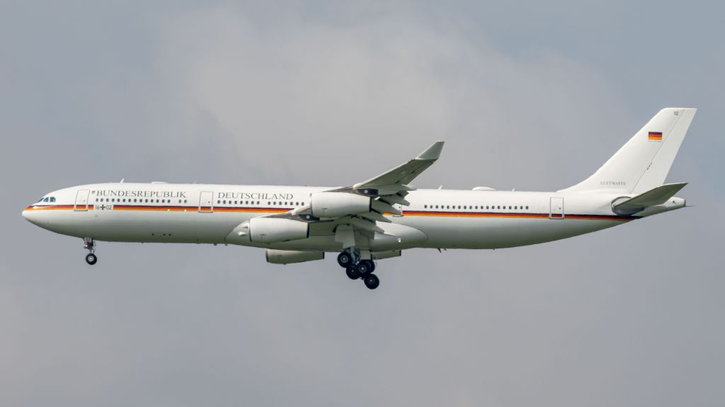 Airbus A340-300 (N1602)