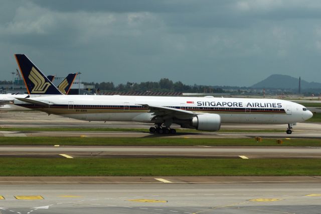 BOEING 777-300 (9V-SWH)