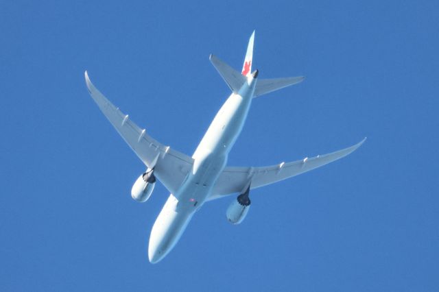 Boeing 787-8 (C-GHQY) - C-GHQY Boeing B-787-8 Air Canada AC804. De Montréal YUL. Vers Copenhagen CPH. Altitude 3941 Mètres. Vitesse 748 KM/H. Survolant le fleuve St-Laurent QC à Lavaltrie. Le 14-08-2025 à 18:28.