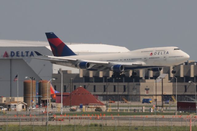 Boeing 747-400 (N665US)