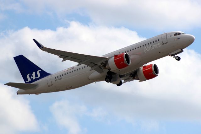 Airbus A320neo (SE-ROP) - Airborne off rwy 27L on 9-Sep-18 operating flight SAS532 to ESSA.