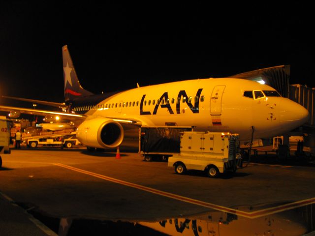 Boeing 737-700 (FSC4695) - New Livery Aires (CO) and LAN (CH) partners "LANCO" LAN Colombia. HK-4695