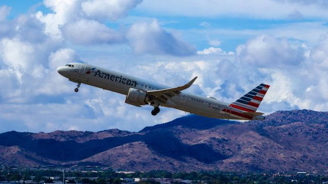 Airbus A321neo (N441UW) - American Airlines A321 neo taking off from PHX on 8/20/22. Taken with a Canon 850D and Rokinon 135mm f/2 manual focus lens.