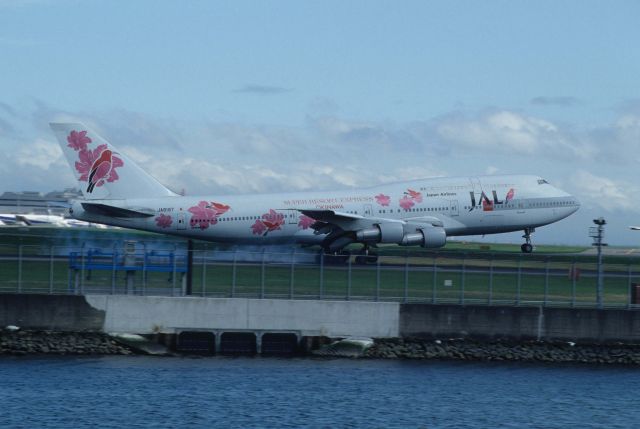BOEING 747SR (JA8187) - Landing at Tokyo-Haneda Intl Airport Rwy22 on 1995/05/02 " JAL Resort Express Okinawa c/s "