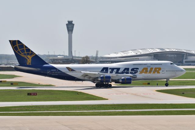 Boeing 747-400 (N480MC)