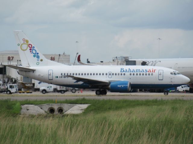 Boeing 737-500 (C6-BFD)