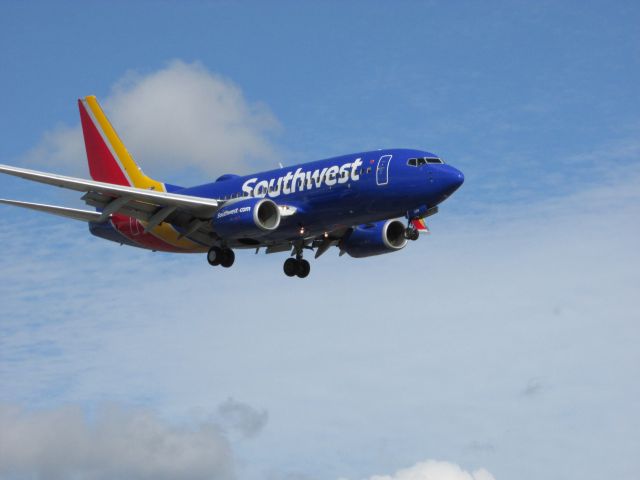 Boeing 737-700 (N559WN) - Landing on RWY 20R