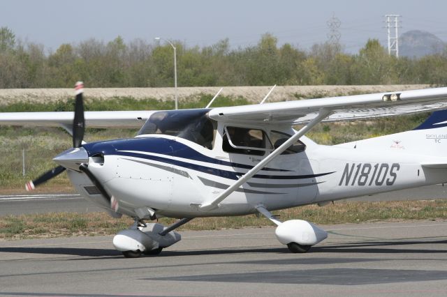 Cessna Skylane (N1810S)