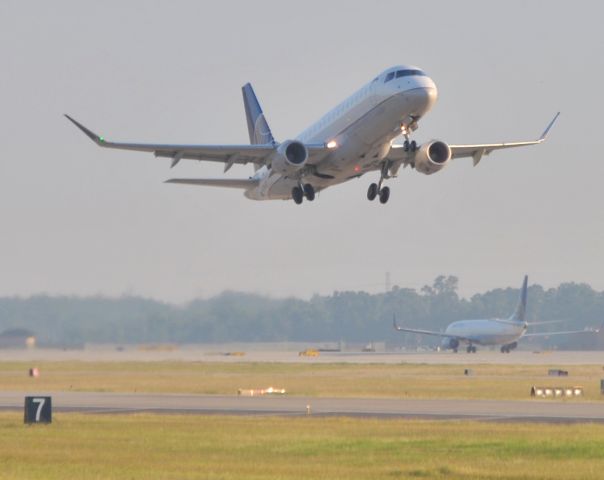 Embraer 170/175 (N87306)