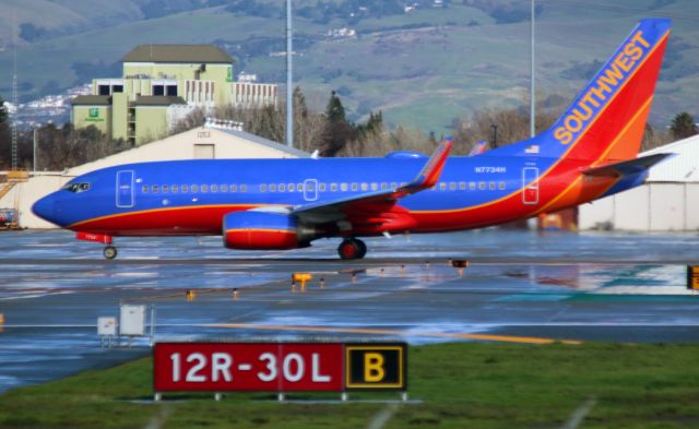 Boeing 737-700 (N7734H) - SWA # 1968 departing 30R, to KBUR  12-24-2015