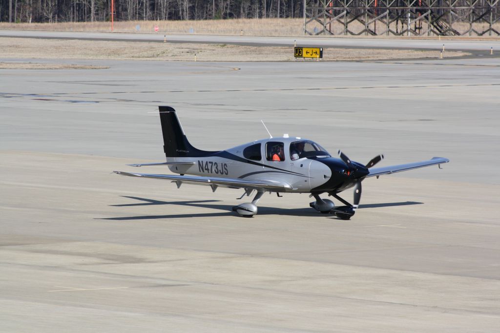 Cirrus SR-22 (N473JS) - N473JS doing run-ups on the TAC Air ramp