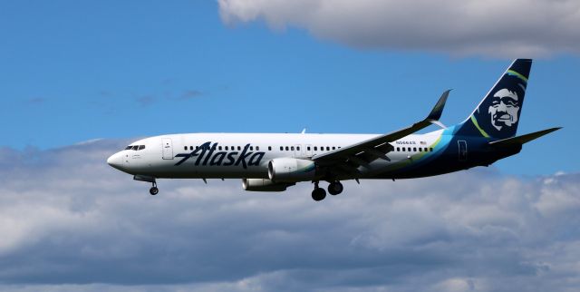 Boeing 737-900 (N566AS) - On final is this 2007 Alaska Airlines Boeing 737-890 in the Summer of 2020.