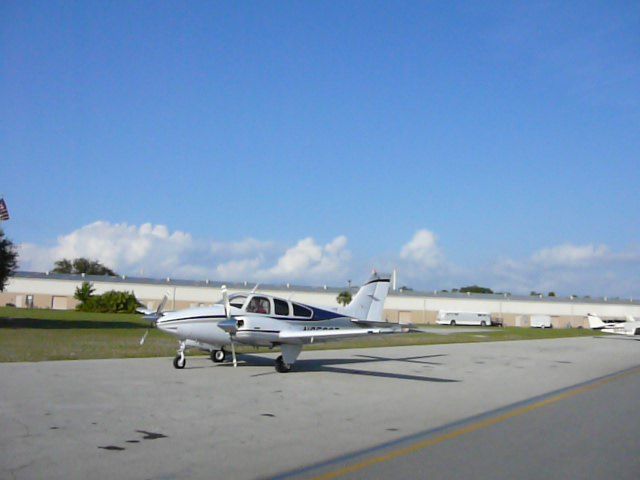 Beechcraft 55 Baron (N8589R)