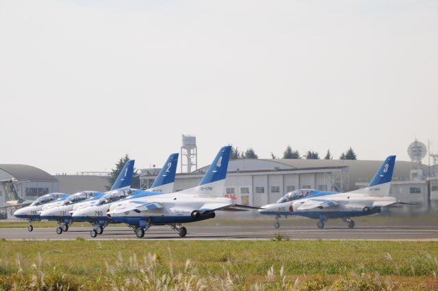 KAWASAKI T-4 (26-5805) - 04.Nov.2017br /JASDF Iruma Air Basebr /2017 Air Festival !!br /Comeback to Matsushima Air Base !!br /Blue Impulse No.4(06-5790) , No2(46-5731) , No.1(66-5745) , No.3(26-5805)br /RWY17