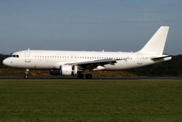 Airbus A320 (YL-LCT) - Landing on rwy 26 on 17-Oct-17 operating EasyJet flight EZY2224 from LEAL.