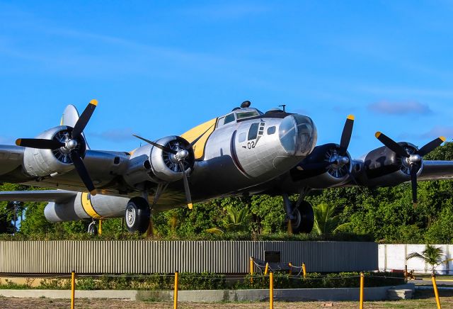 Boeing B-17 Flying Fortress (FAB5402) - Fortaleza voadora de Boeing SB-17G (299P) FAB5402