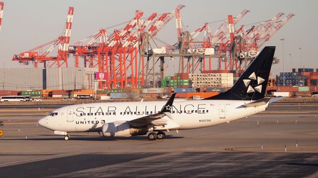 Boeing 737-700 (N13720)